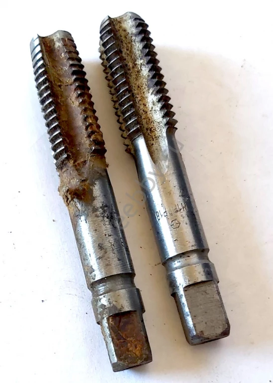 Метчик М18х2,5; м/р, Р18, к-т, 102/37 мм, исп. 2, основной шаг, СССР.