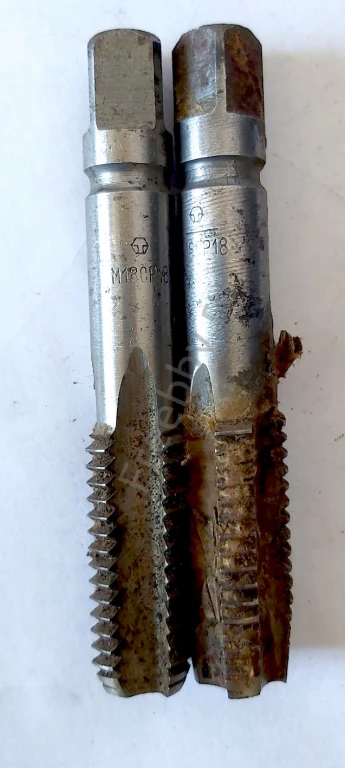 Метчик М18х2,5; м/р, Р18, к-т, 102/37 мм, исп. 2, основной шаг, СССР.